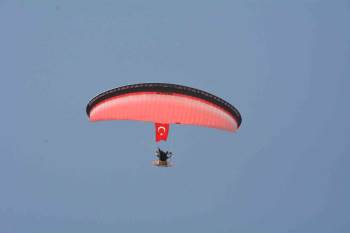 Bilecik’Te Düzenlenen Bilim Şenliği’Nde İnsansız Hava Aracı Ve Paramotor Gösterisi Nefes Kesti
