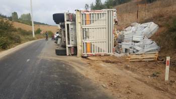 Bilecik’Te Fayans Yüklü Tır Devrildi
