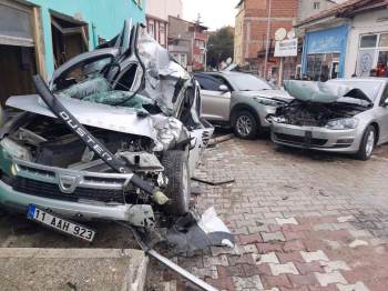 Bilecik’Te Freni Boşalan Kamyon Park Halindeki 3 Aracı Adeta Biçti
