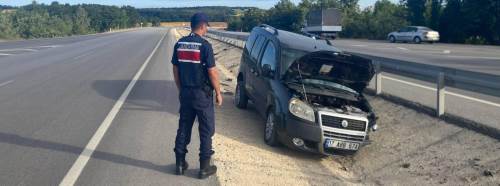 Bilecik'te hafif ticari araç bariyerlere çarptı: 3 yaralı