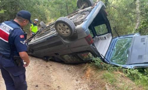 Bilecik’te hafif ticari araç takla attı: Sürücü yaralandı