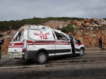 Bilecik’Te Hastaya Giden Ambulans Kaza Yaptı: 2 Yaralı
