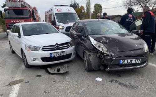 Bilecik'te iki araç çarpıştı: 2’si çocuk 5 kişi yaralandı