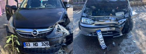 Bilecik'te iki otomobil kafa kafaya çarpıştı: 1 yaralı