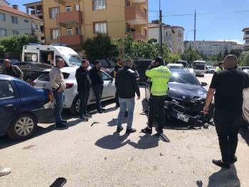 Bilecik’Te İki Otomobil Kavşakta Çarpıştı, 2 Yaralı
