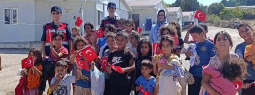 Bilecik’te jandarmadan mevsimlik tarım işçilerinin çocuklarına anlamlı destek