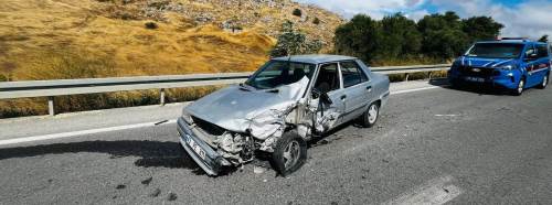 Bilecik’te kamyon karşı şeride geçip otomobile çarptı