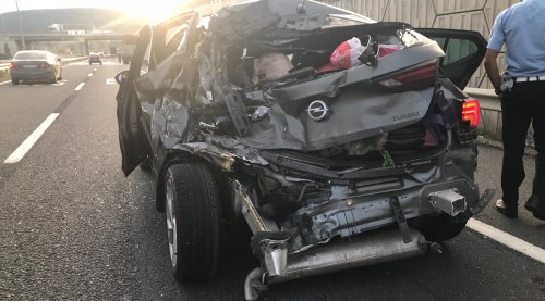 Bilecik'te kamyon otomobile çarptı!