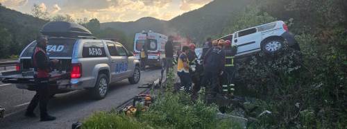 Bilecik’te kamyonet şarampole uçtu: Sürücü araçta sıkıştı! 