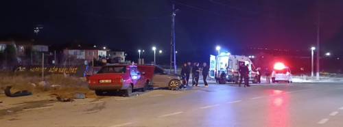 Bilecik’te kavşakta iki otomobil çarpıştı: 3 kişi hastanelik oldu
