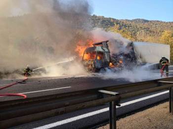Bilecik’Te Kesilmiş Tavuk Yüklü Tır Cayır Cayır Yandı
