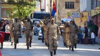 Bilecik’Te Komandoların Geçit Töreni Ayakta Alkışlandı
