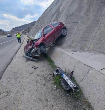 Bilecik’Te Kontrolden Çıkan Otomobil İstinat Duvarına Çarparak Durabildi
