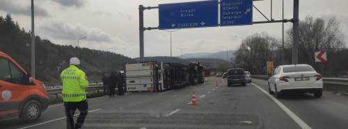 Bilecik’te kontrolden çıkan tır devrildi: Trafik aksadı