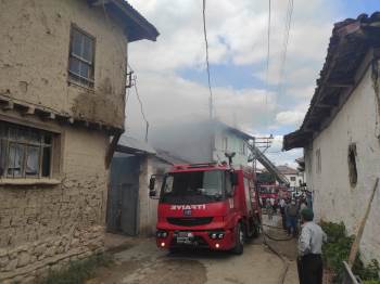 Bilecik’Te Korkutan Yangın, 2 Ev 1 Ağır 1 Samanlık Kül Oldu
