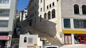 Bilecik’Te Merdivenli Yolu Süsleyen Ve Bir Gecede Kaybolan Fotoğraflar Hala Bulunamadı
