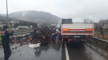 Bilecik’Te Meyve Yüklü Tır Devrildi, Sürücü Yara Almadan Kurtuldu
