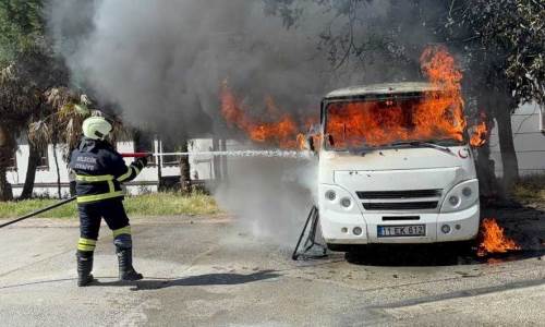 Bilecik’te minibüs hurdaya dönene kadar alev alev yandı