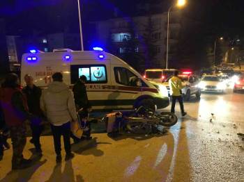 Bilecik’Te Motosiklet İle Kamyonetin Çarpıştı, 1 Kişi Yaralandı
