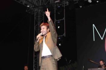 Bilecik’Te Mustafa Ceceli Ve Öykü Gürman Rüzgarı Esti
