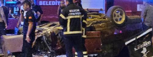 Bilecik'te orta refüje çarpan otomobil takla attı: 2 yaralı!