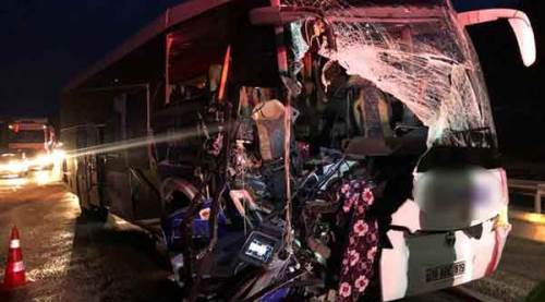 Bilecik'te otobüs ile TIR çarpıştı: 17 yaralı