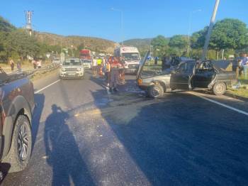 Bilecik’Te Otomobil Aydınlatma Direğine Çarptı: 4 Yaralı
