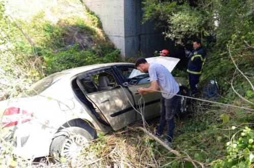 Bilecik’te otomobil dereye uçtu: 2 yaralı