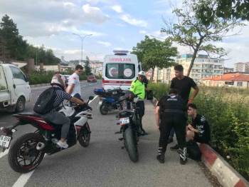 Bilecik’Te Otomobil İle Motosikletin Çarpışması Sonucu 1 Kişi Yaralandı

