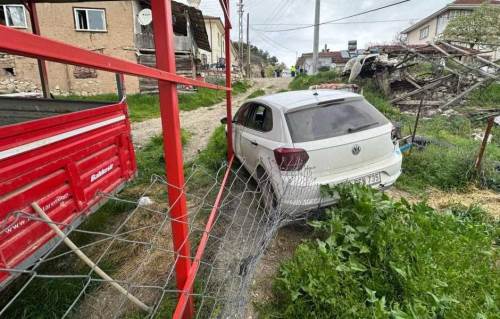 Bilecik’te park halindeki otomobil kendi kendine hareket etti