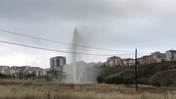 Bilecik’Te Patlayan Borudan Çıkan Su Metrelerce Yükseldi
