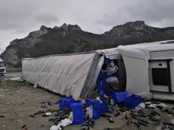 Bilecik’Te Sebze Yüklü Tır Devrildi: 1 Yaralı
