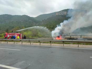 Bilecik’Te Seyir Halindeki Tır Alev Aldı
