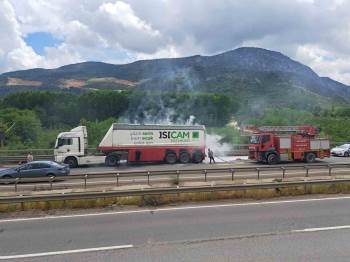Bilecik’Te Seyir Halindeki Tır Bir Anda Alev Aldı
