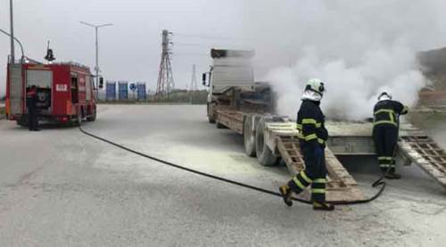 Bilecik'te seyir halindeki tır bir anda alev alınca...