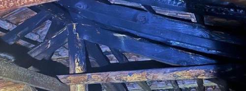 Bilecik'te sobanın alev alması sonucu evin çatı kısmı yandı