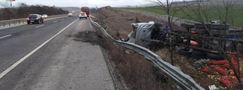 Bilecik'te soğan yüklü kamyon devrildi: 1 yaralı