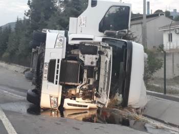 Bilecik’Te Süt Tozu Yüklü Tır Devrildi: 1 Yaralı
