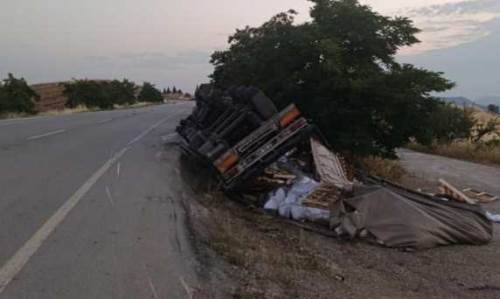 Bilecik'te tır devrildi, sürücü yaralandı