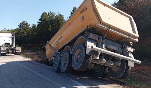 Bilecik’te tırın dorsesi koptu: Facia ucuz atlatıldı