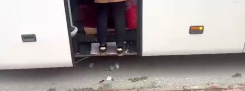 Bilecik’te tur otobüsünden yola atılan çöpler toplattırıldı