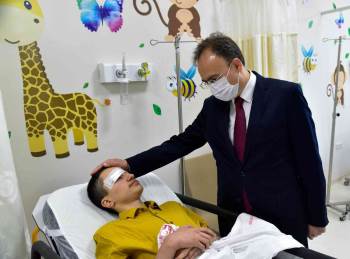 Bilecik’Te Yaşanan Feci Kaza Sonrası Vali Kızılkaya, 12 Yaralıyı Ziyaret Etti
