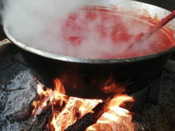 Bilecik’Teki Mahalle Aralarından Salça Kokuları Yükseliyor
