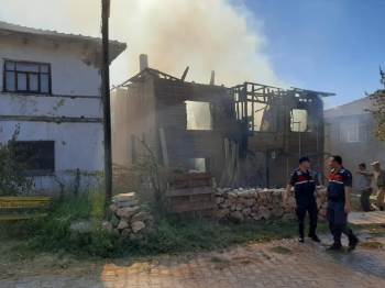 Bilecik’Teki Yangında 2 Katlı Ahşap Ev Kullanılmaz Hale Geldi
