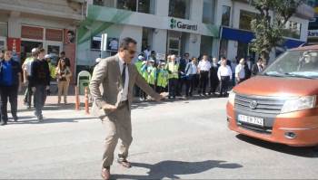 Bilecik Valisine "Yaya Geçidi Nöbeti” Etkinliğinde Az Kalsın Araba Çarpıyordu
