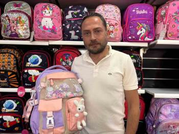 Bilecikli Çanta Satıcısı Velileri Okul Çantası Konusunda Uyardı
