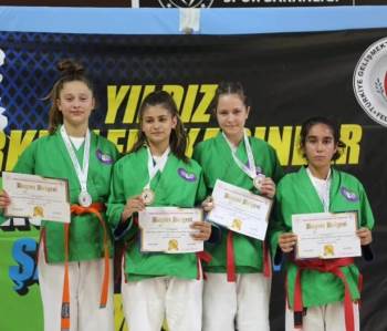 Bilecikli Sporcular Madalyalarla Döndü
