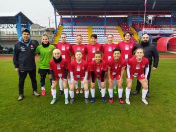 Bilecikspor Kadın Futbol Takımı Bir Düzineden Fazla Gol Attı
