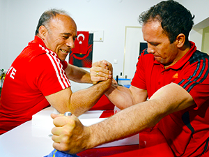 BİLEĞİNİN GÜCÜYLE