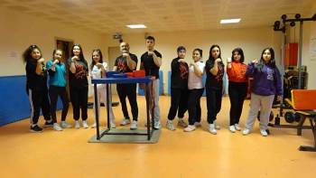 Bilek Güreşi Şampiyonları Madalyaya Doymuyor
